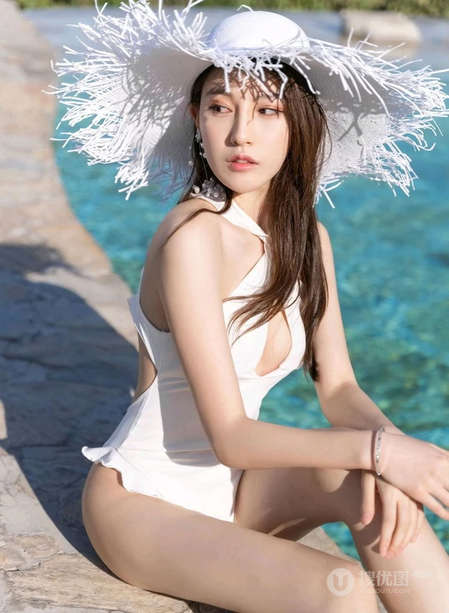 气质时尚女生LYiningLynn气质肩带连衣裙，泳装盐田写真图集