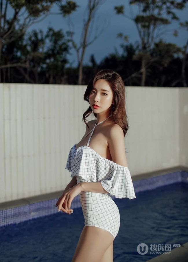 精选韩国女生模特朴多贤 肩带迷彩泳装街拍写真图片