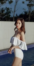 精选韩国女生模特朴多贤 肩带迷彩泳装街拍写真图片