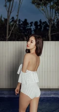 精选韩国女生模特朴多贤 肩带迷彩泳装街拍写真图片