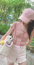 关晓彤用包包带狗狗上街自拍美照，粉色系穿搭很有爱