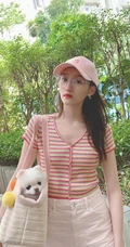 关晓彤用包包带狗狗上街自拍美照，粉色系穿搭很有爱