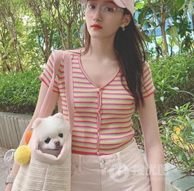 关晓彤用包包带狗狗上街自拍美照，粉色系穿搭很有爱