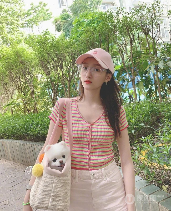 关晓彤用包包带狗狗上街自拍美照，粉色系穿搭很有爱