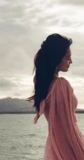 李沁小游轮甲板上拍美丽背影照，粉色裙摆和头发随风飘舞很仙女
