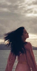 李沁小游轮甲板上拍美丽背影照，粉色裙摆和头发随风飘舞很仙女
