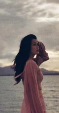 李沁小游轮甲板上拍美丽背影照，粉色裙摆和头发随风飘舞很仙女