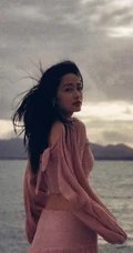 李沁小游轮甲板上拍美丽背影照，粉色裙摆和头发随风飘舞很仙女