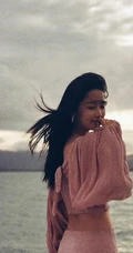 李沁小游轮甲板上拍美丽背影照，粉色裙摆和头发随风飘舞很仙女