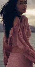 李沁小游轮甲板上拍美丽背影照，粉色裙摆和头发随风飘舞很仙女