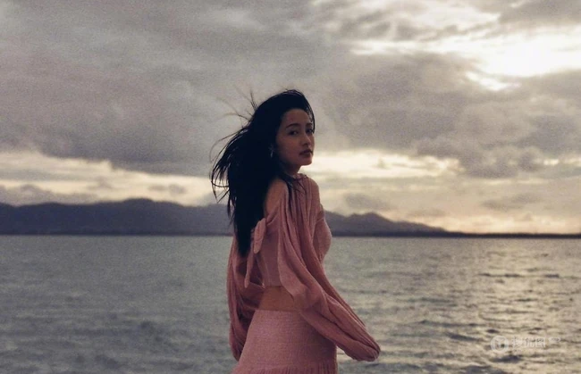 李沁小游轮甲板上拍美丽背影照，粉色裙摆和头发随风飘舞很仙女