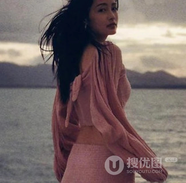 李沁小游轮甲板上拍美丽背影照，粉色裙摆和头发随风飘舞很仙女