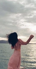 李沁小游轮甲板上拍美丽背影照，粉色裙摆和头发随风飘舞很仙女