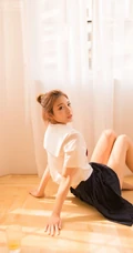 清纯学生装妹子白衫短裙唯美室内自娱自乐写真