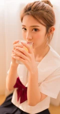 清纯学生装妹子白衫短裙唯美室内自娱自乐写真