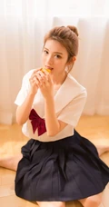 清纯学生装妹子白衫短裙唯美室内自娱自乐写真