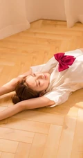 清纯学生装妹子白衫短裙唯美室内自娱自乐写真