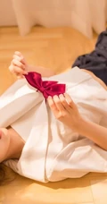 清纯学生装妹子白衫短裙唯美室内自娱自乐写真