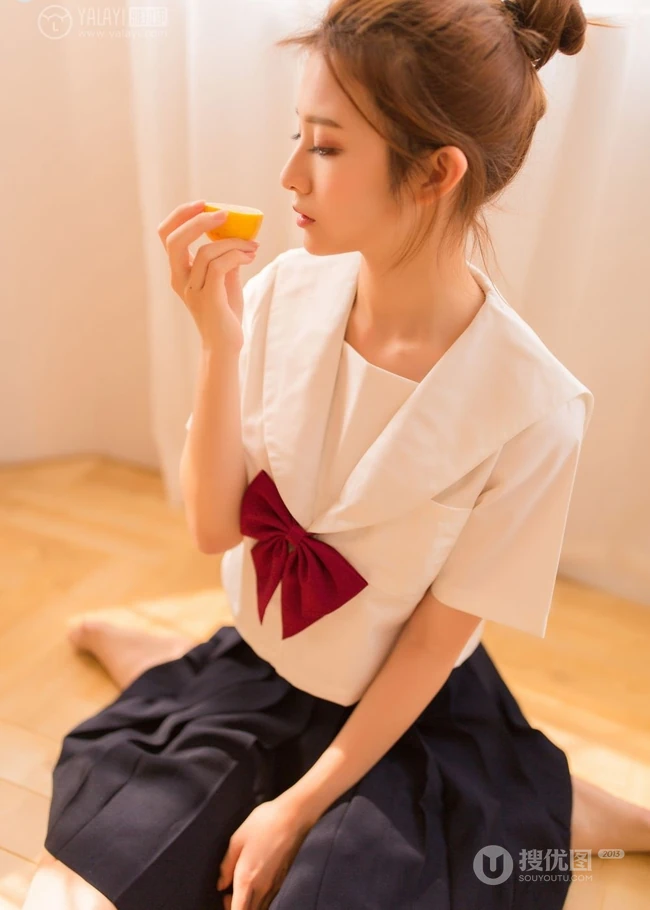 清纯学生装妹子白衫短裙唯美室内自娱自乐写真