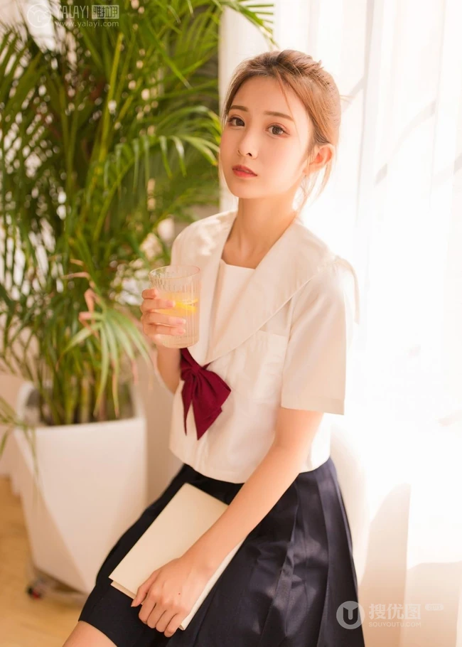 清纯学生装妹子白衫短裙唯美室内自娱自乐写真