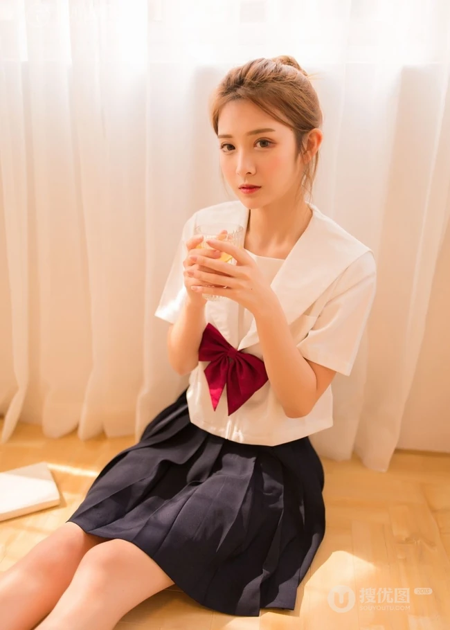 清纯学生装妹子白衫短裙唯美室内自娱自乐写真