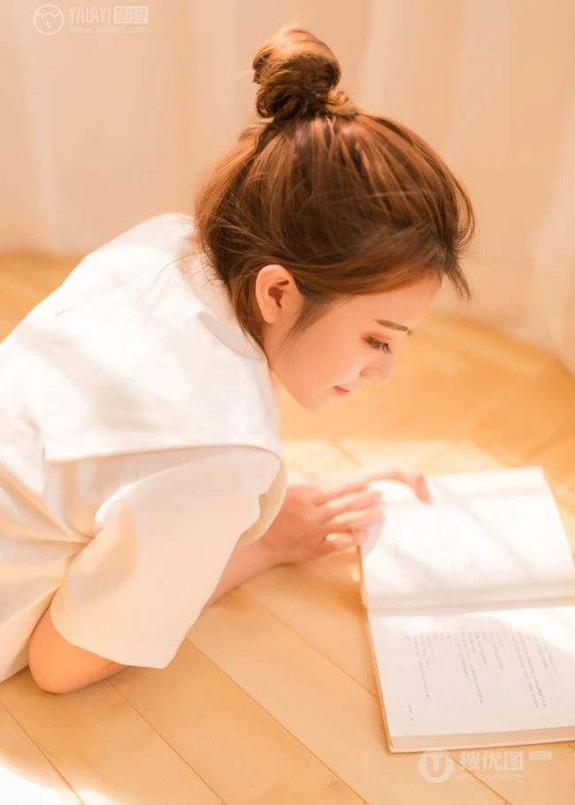 清纯学生装妹子白衫短裙唯美室内自娱自乐写真