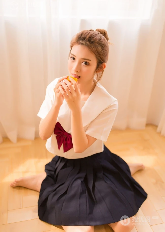 清纯学生装妹子白衫短裙唯美室内自娱自乐写真