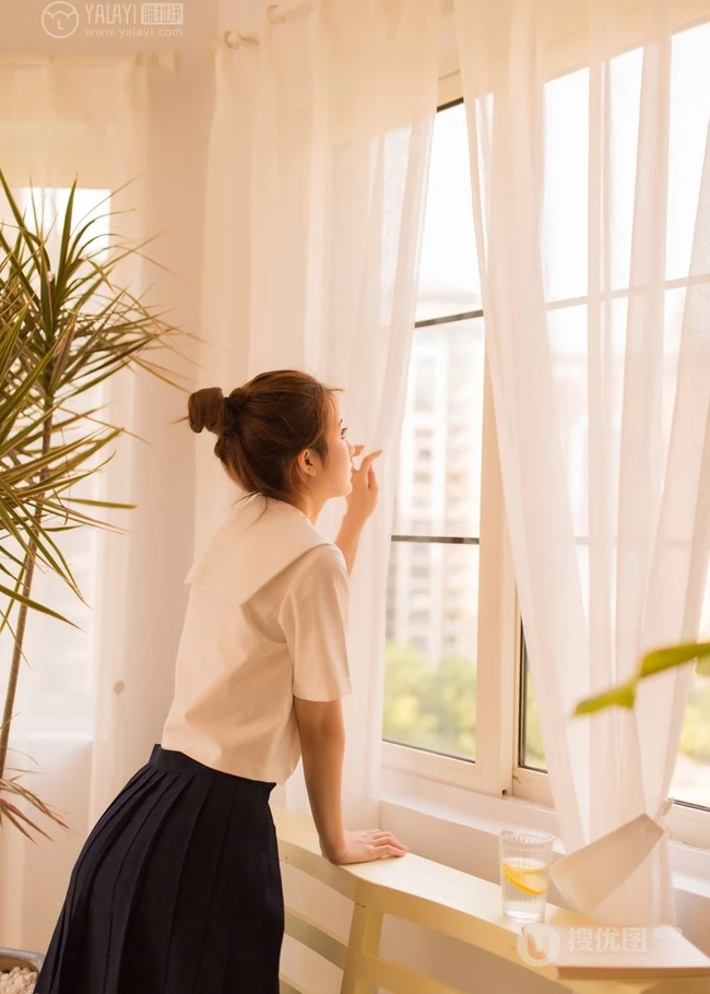 清纯学生装妹子白衫短裙唯美室内自娱自乐写真