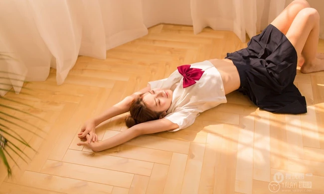 清纯学生装妹子白衫短裙唯美室内自娱自乐写真