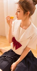 清纯学生装妹子白衫短裙唯美室内自娱自乐写真