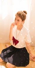 清纯学生装妹子白衫短裙唯美室内自娱自乐写真