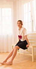 清纯学生装妹子白衫短裙唯美室内自娱自乐写真