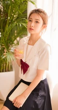 清纯学生装妹子白衫短裙唯美室内自娱自乐写真