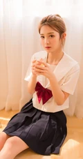 清纯学生装妹子白衫短裙唯美室内自娱自乐写真