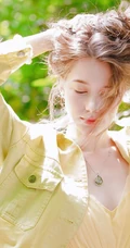 欧美气质型金色卷发白皙女生唯美户外写真图片