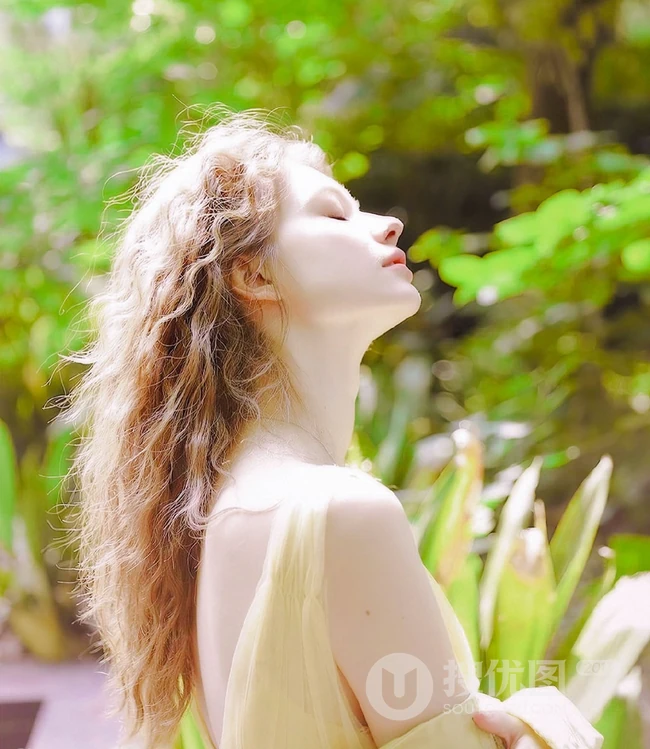 欧美气质型金色卷发白皙女生唯美户外写真图片