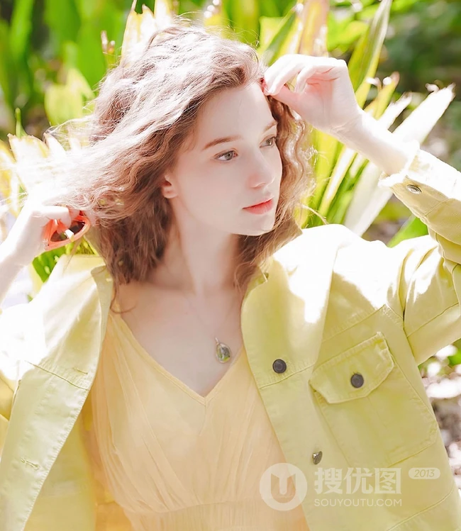 欧美气质型金色卷发白皙女生唯美户外写真图片