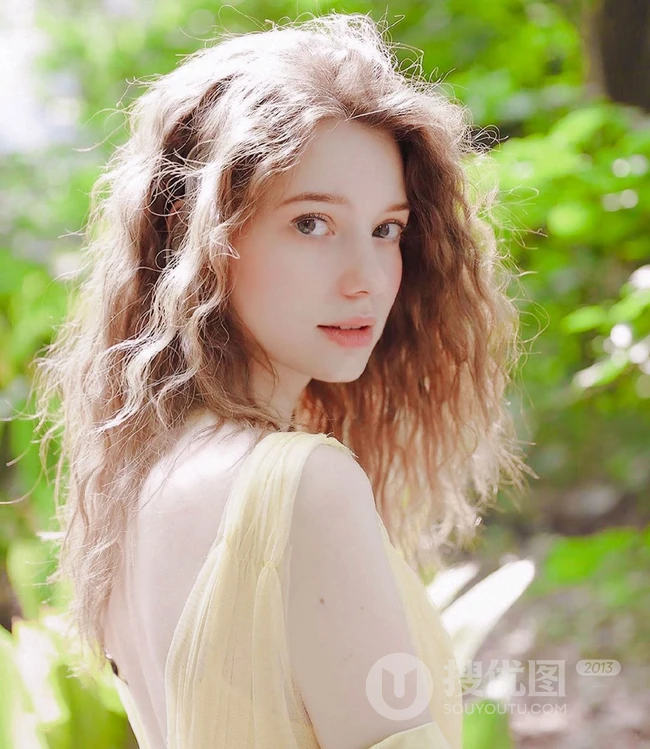 欧美气质型金色卷发白皙女生唯美户外写真图片