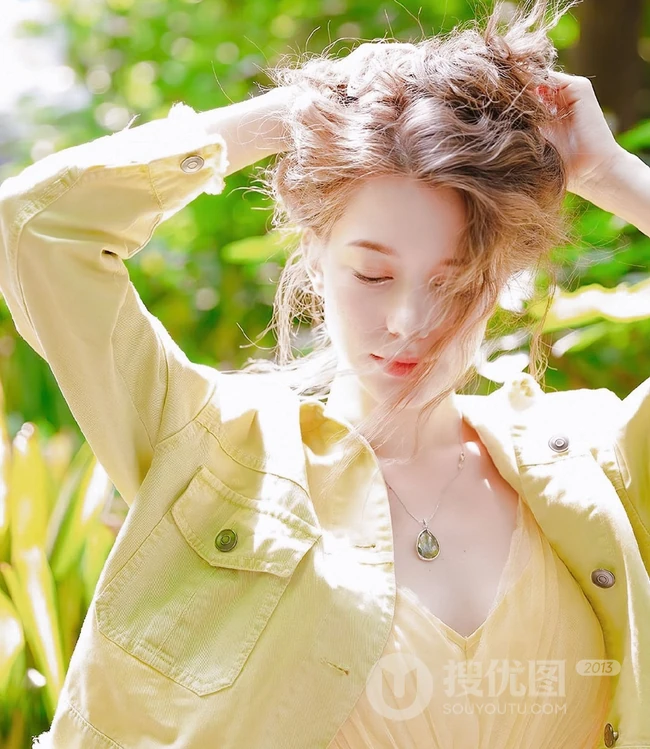 欧美气质型金色卷发白皙女生唯美户外写真图片