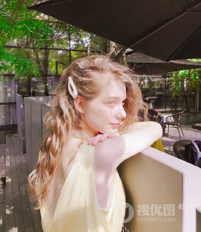 欧美气质型金色卷发白皙女生唯美户外写真图片