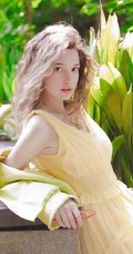 欧美气质型金色卷发白皙女生唯美户外写真图片