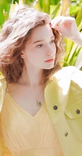 欧美气质型金色卷发白皙女生唯美户外写真图片