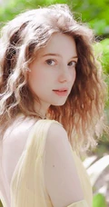 欧美气质型金色卷发白皙女生唯美户外写真图片