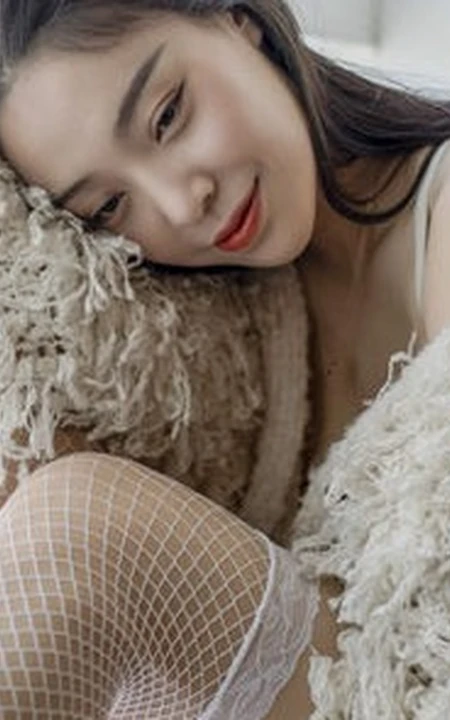 气质女生楚薇气质唯美家居服网袜室内写真图片