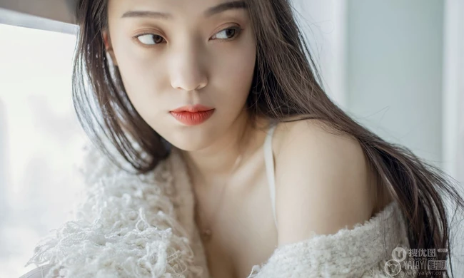 气质女生楚薇气质唯美家居服网袜室内写真图片
