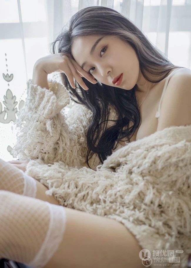 气质女生楚薇气质唯美家居服网袜室内写真图片