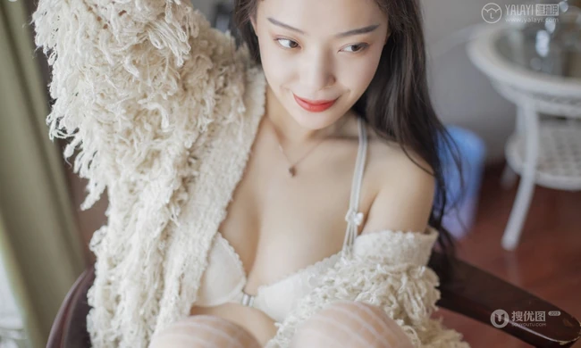 气质女生楚薇气质唯美家居服网袜室内写真图片
