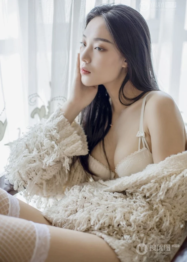气质女生楚薇气质唯美家居服网袜室内写真图片
