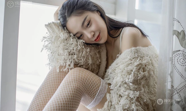 气质女生楚薇气质唯美家居服网袜室内写真图片