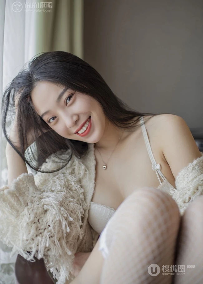 气质女生楚薇气质唯美家居服网袜室内写真图片